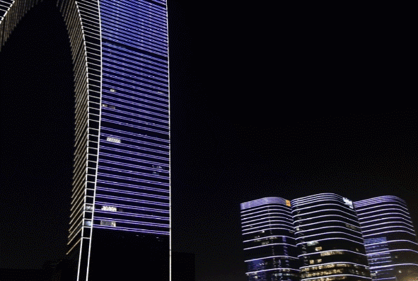 别眨眼!   ▼   以 东方之门为主阵地   湖西的建筑在夜色中连