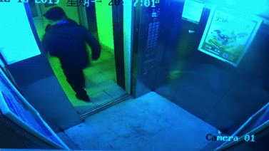 尾随女子回家,猥琐男电梯内故意踩脚跟,摸脚