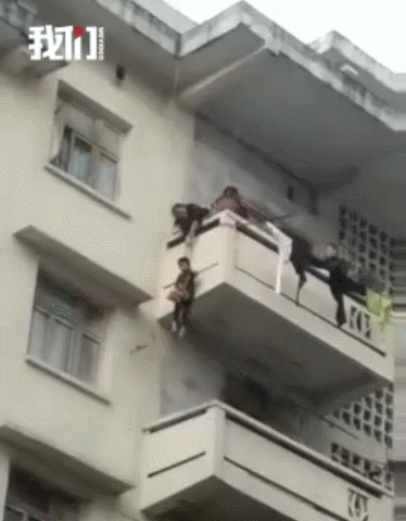 四川一老人用绳吊孙子下楼救猫