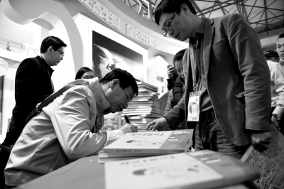 昨天，陆步轩现场签赠新书《北大屠夫》。京华时报记者王海欣摄