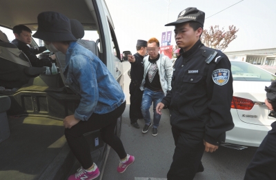 证贩子被带上警车。京华时报记者赵思衡摄