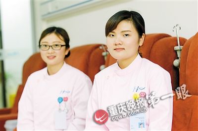 参与路边急救的护士杨莉（右）和她的同事汪澜芳
