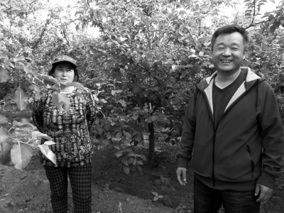 。李昀到果农邵桂平的果园里调研，询问她有什么需要村里帮助。