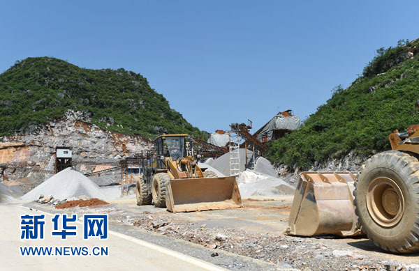 桂林市阳朔县葡萄镇境内一家采石场（5月10日摄）。这家采石场在22家被取缔的采石场名单之内。新华社记者 陆波岸