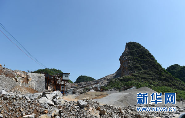 桂林市阳朔县葡萄镇境内一家采石场（5月10日摄）。这家采石场在22家被取缔的采石场名单之内。新华社记者 陆波岸