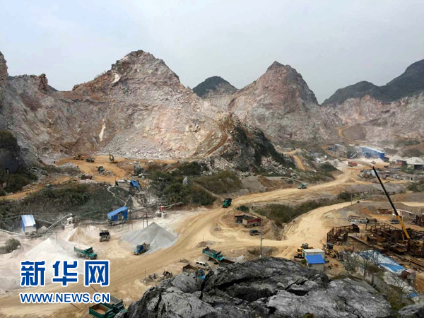 桂林漓江流域的一家采石场疯狂采石的场景（3月14日摄）。新华社记者 刘宏宇