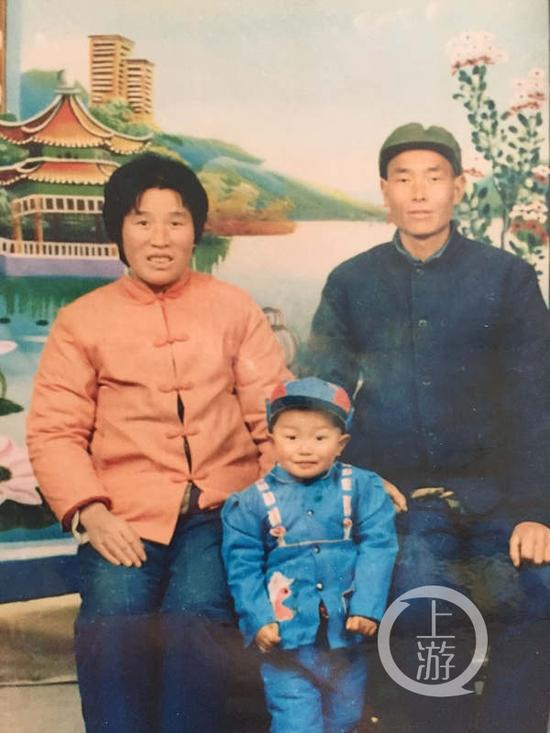 杨国防夫妇当年与儿子杨博唯一一张合照。