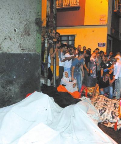 8月20日拍摄的土耳其爆炸现场遇难者遗体。新华社发