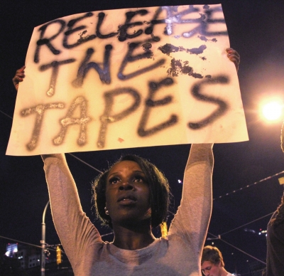 9月23日，在夏洛特市，抗议者手举标语“公开录像”，参加示威游行。新华社发