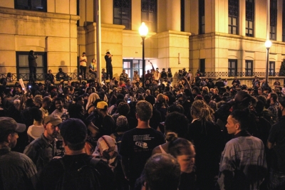 9月23日在美国北卡罗来纳州夏洛特市拍摄的抗议活动现场。新华社发