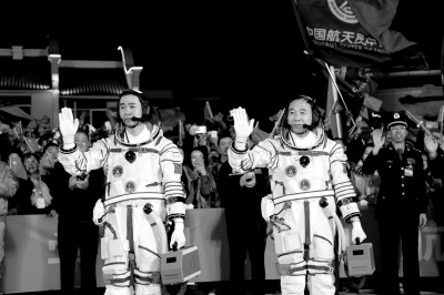 航天员景海鹏（右）、陈冬在出征仪式上挥手。