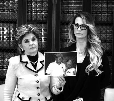 美国艳星杰茜卡(右)与律师出席新闻发布会，律师手持杰茜卡与特朗普合照。