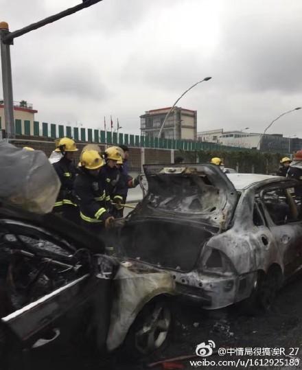 上海军工路隧道发生车祸两车追尾引发大火现场浓烟滚滚