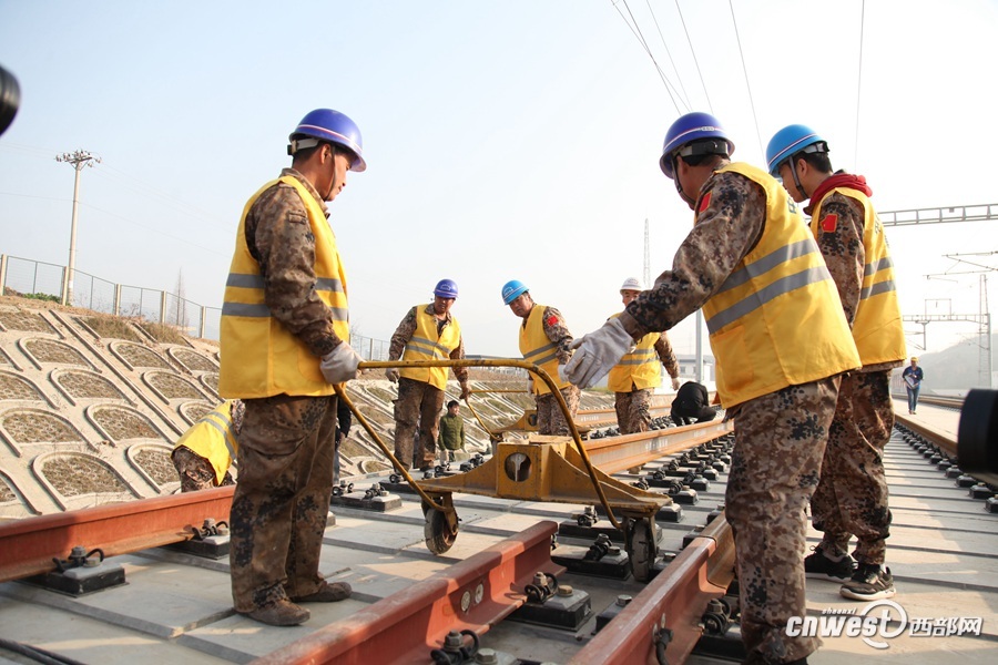 2月28日上午9时，随着西成高铁宁强南站站内最后一段钢轨铺设完毕，西成高铁陕西段全线铺通。