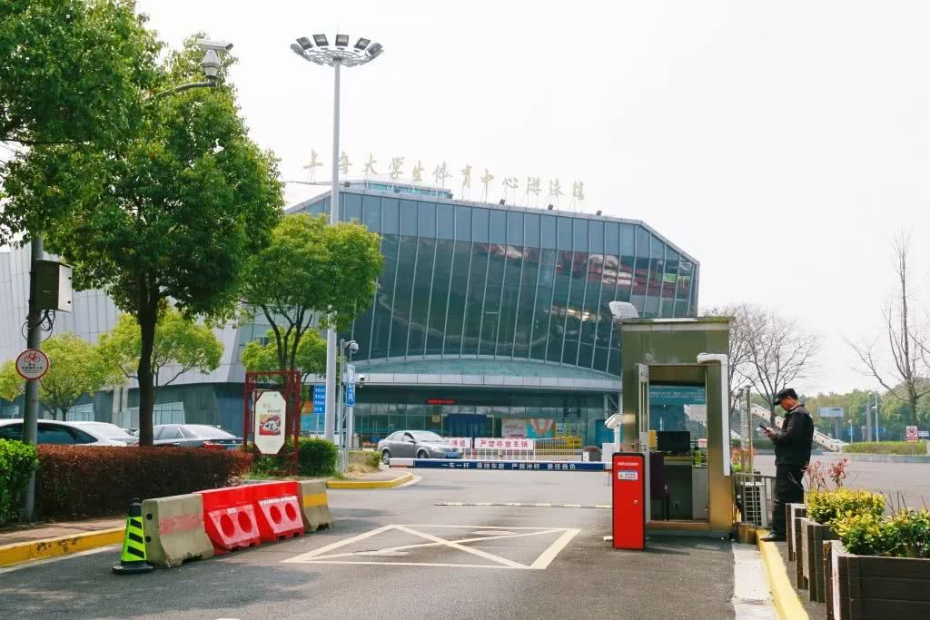 大学生体育中心停车场