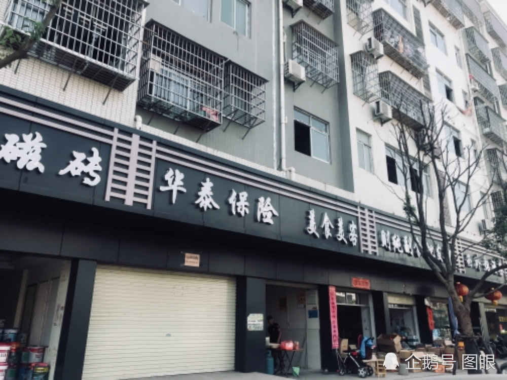 整条街店面统一黑白色 网友吐槽:清明节般阴森