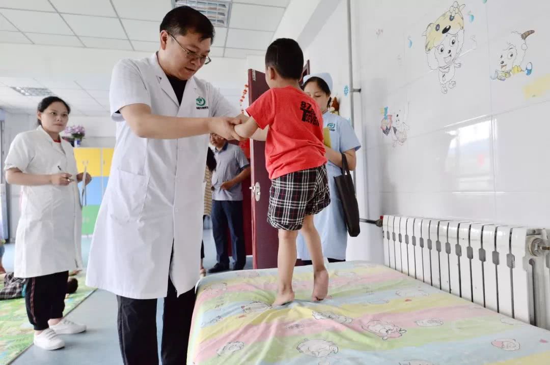5月16日,医疗专家为邯郸市社会福利院的残疾儿童义诊./视觉中国