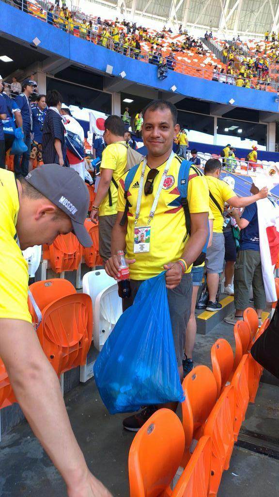 日球迷赛后集体捡垃圾 网友:国民素质好样的!