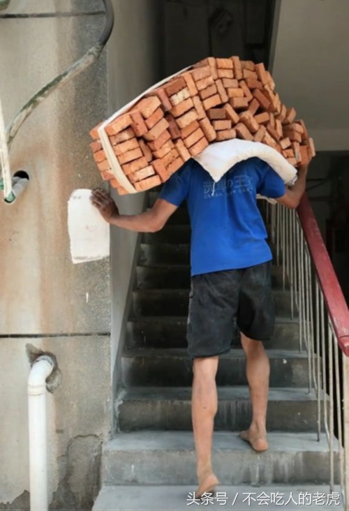 安徽亳州中年男子背砖走红,每次扛三百多斤,网友:他是