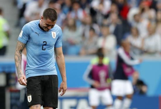 乌拉圭丢球球员比赛还未结束就痛哭流涕 遭教练痛批:丢脸!
