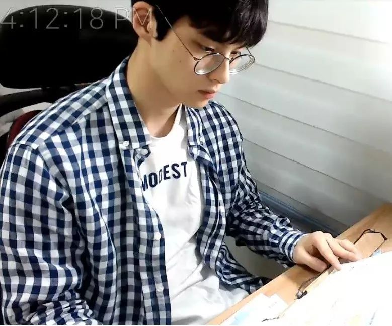 韩国最帅小哥直播学习意外走红,6小时不说一句