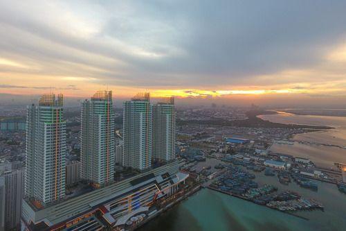 这是在印度尼西亚首都雅加达拍摄的夕阳下的红溪湾港口.