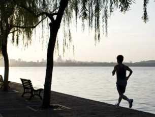杭州男子40岁开始跑马拉松,跑步瘦身10年,一次晕倒后