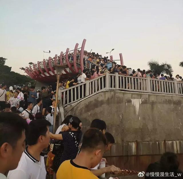 国庆各景区人从众 网友:十一出游的都是"勇士"
