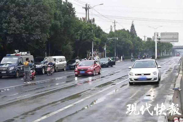 无锡侧翻高架桥地面道路通车!事故原因初查:两车在同一车道超载