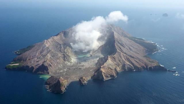 新西兰火山爆发致多人死伤,本地居民表示"旅游团能被允许登岛让我吃惊