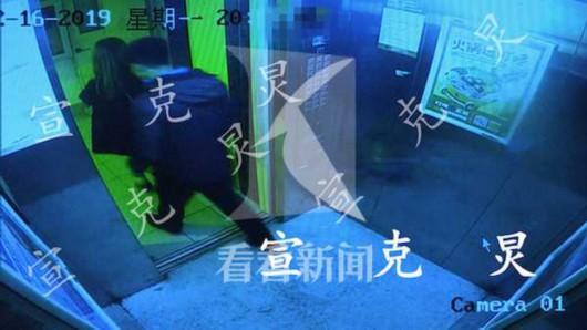 尾随女子回家,猥琐男电梯内故意踩脚跟,摸脚