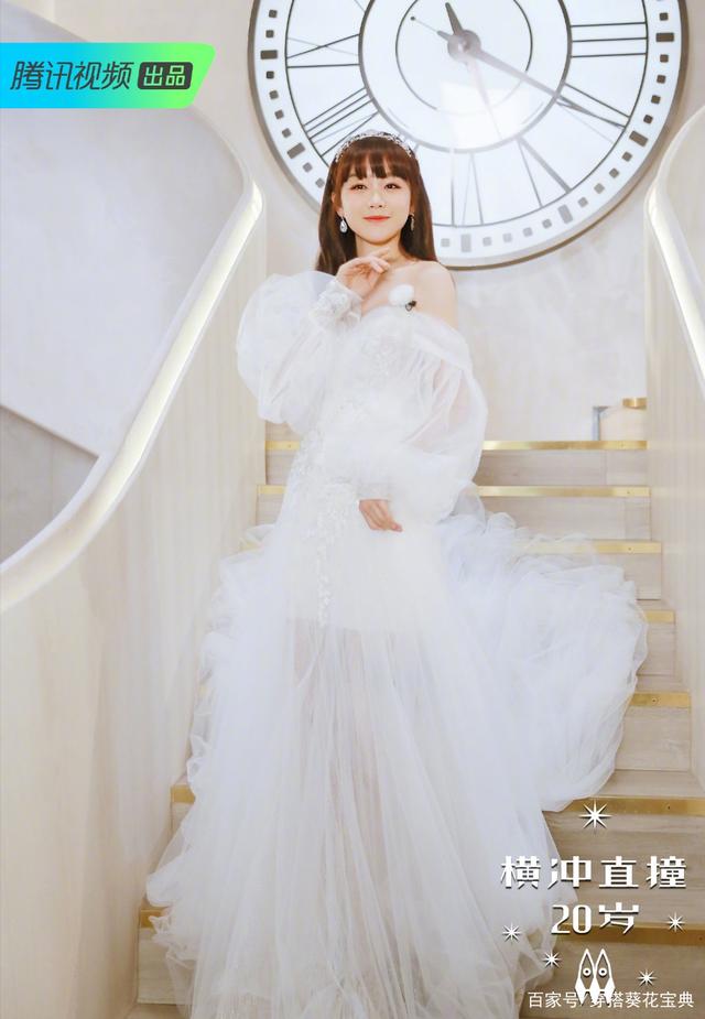 社会新闻   小彩虹徐梦洁也太甜了,全纱礼服像个小精灵一样.