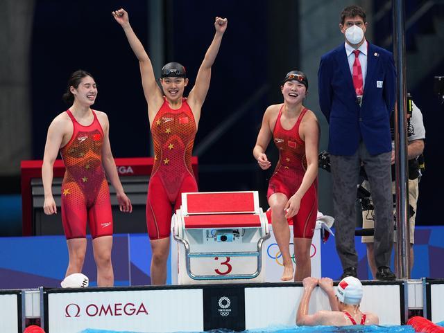 在刚刚结束的东京奥运会游泳比赛女子4×200米自由泳接力中,张雨霏再