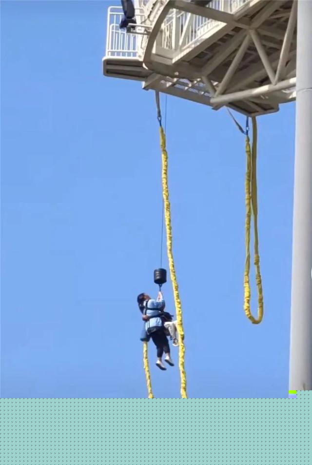 苏州一游客蹦极跳下去,才发现扣子没扣?网友:这项目没