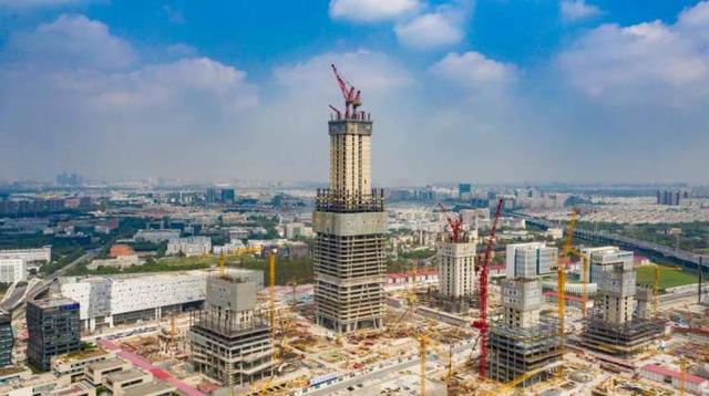 张江"科学之门"西塔楼突破200米高度,将与东塔楼组成上海最高双子塔