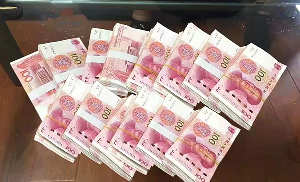 上海一微醺乘客落15万现金在车上的哥一个多小时后送还