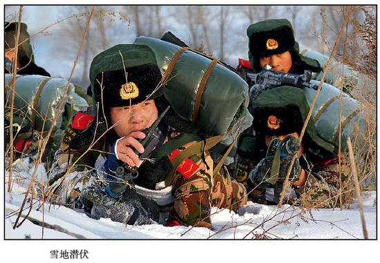 原文配图:武警黑龙江省总队士兵雪地潜伏.