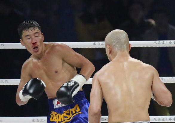 日本/日本拳王被一龙打到流鼻血