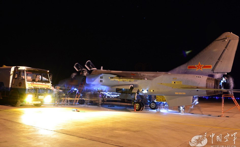 中国沙漠某空军基地曝光 飞豹等多型战机练夜战