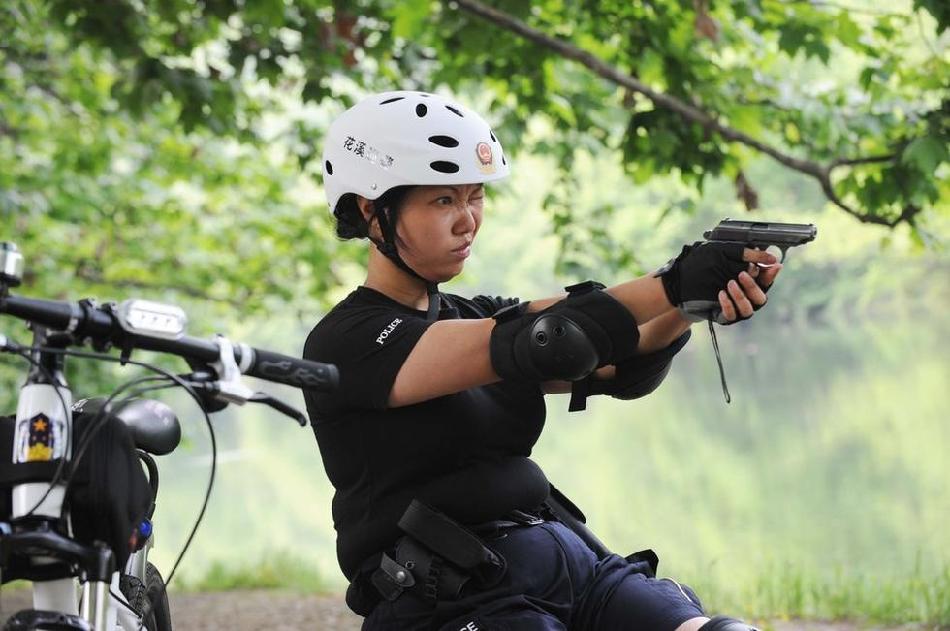 贵阳组建佩枪骑警队 女警英姿飒爽