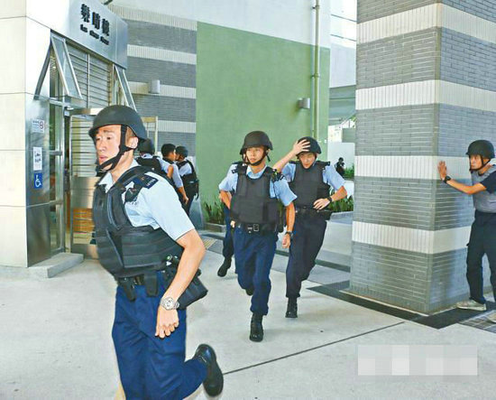 香港飞虎队抓捕嫌犯爆发激烈交火 场面似枪战片