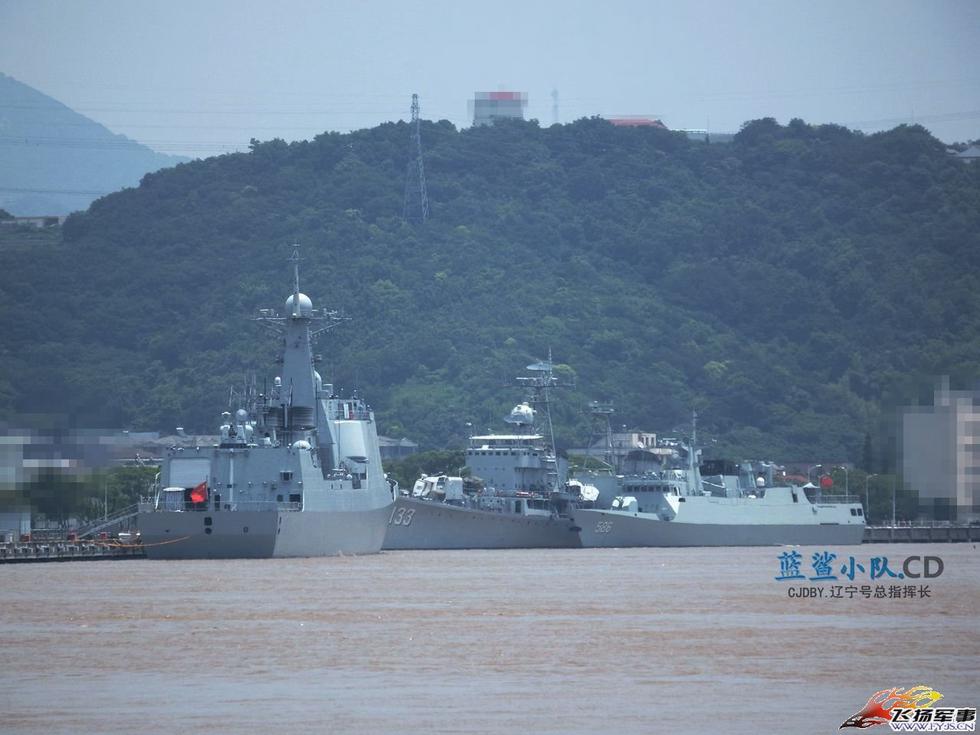 舷号133的"重庆"号051型导弹驱逐舰和舷号为586的"吉安"号056型护卫舰