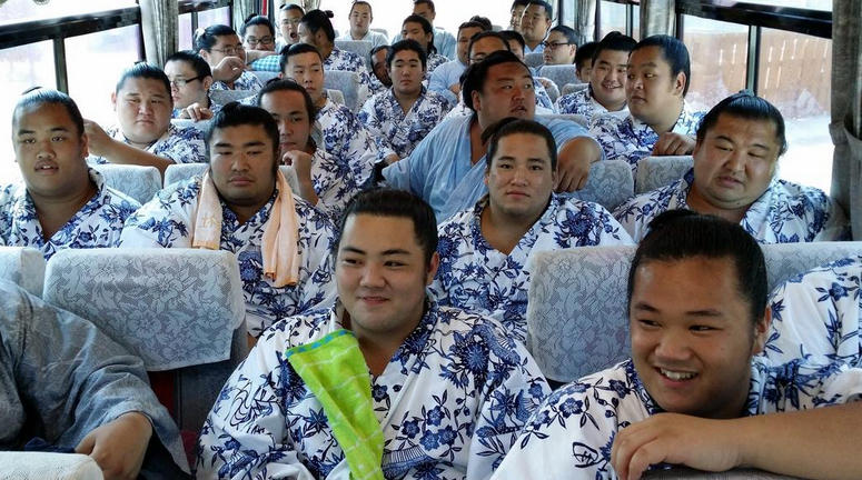 日本相扑选手集体坐飞机 网友:明显超载[高清]