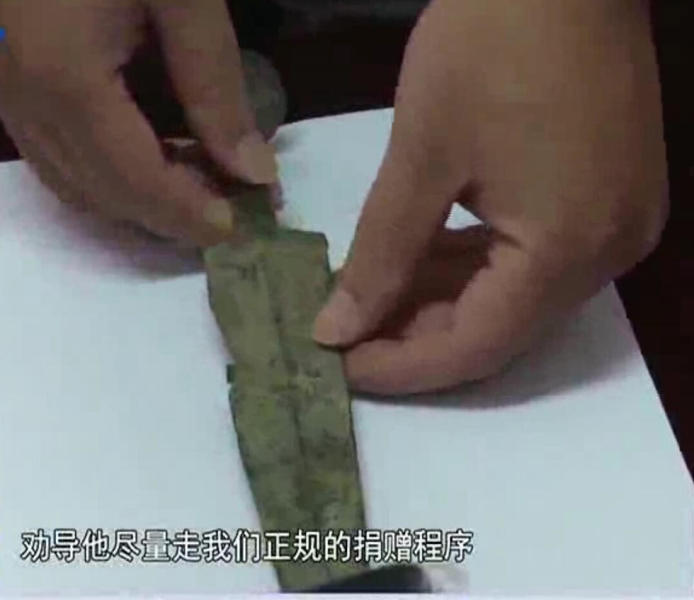 男孩河边洗手发现商周古剑 系三千年前古青铜剑