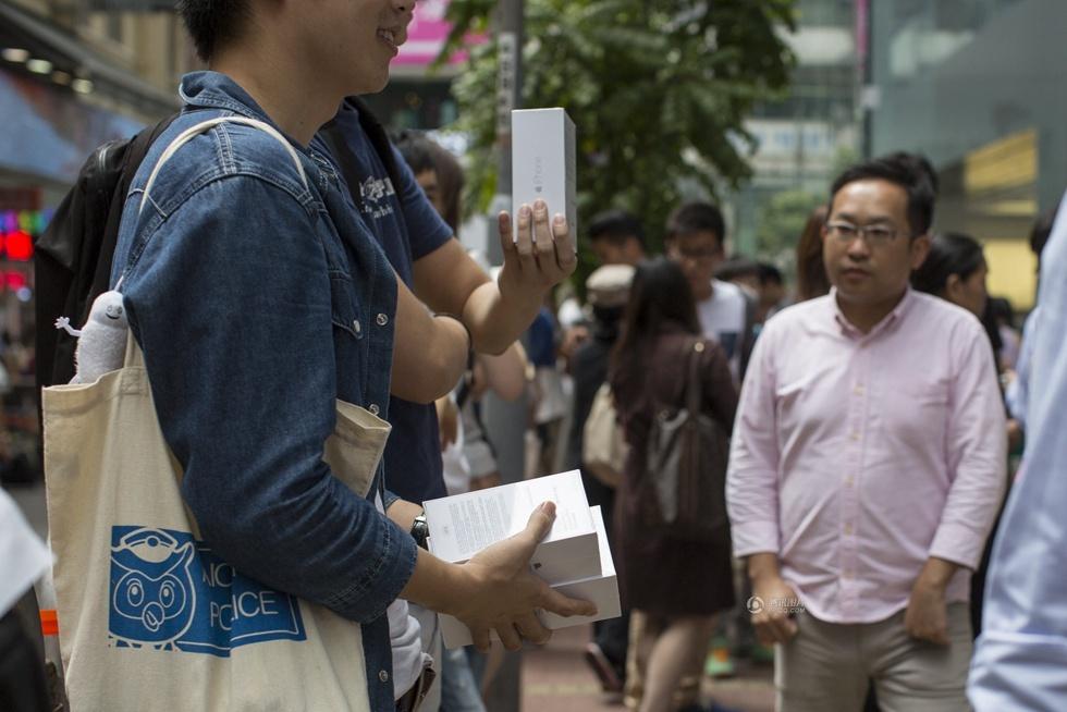 香港商场外黄牛倒卖iPhone6 生意火爆