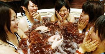 吃货的好去处:日本巧克力温泉游客可边洗边吃
