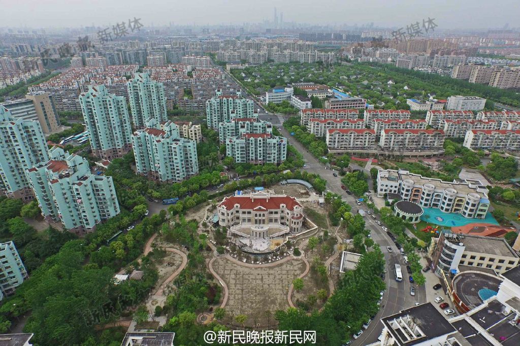 上海浦东疑现"最牛违建"公共绿地成亿元豪宅