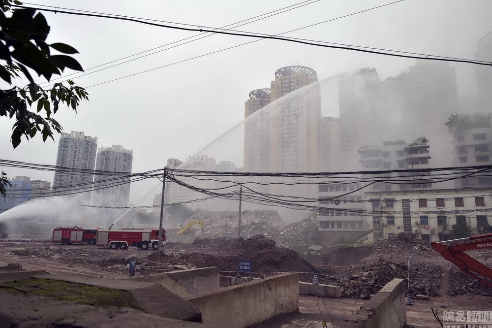 重庆闹市爆破拆除两栋大楼 场面震撼