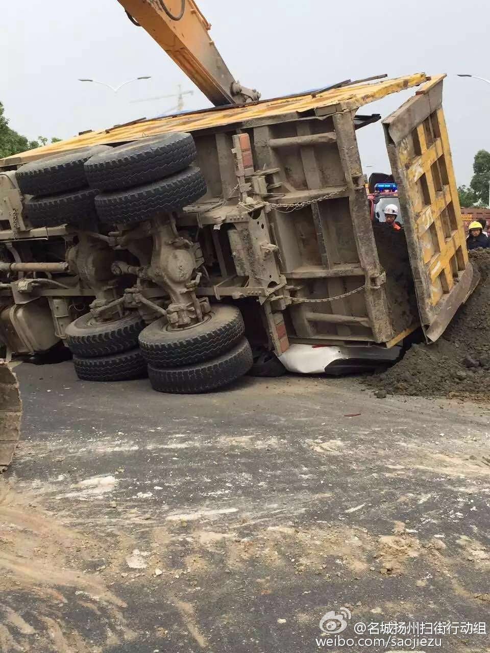 江苏扬州一辆渣土车侧翻压扁小轿车