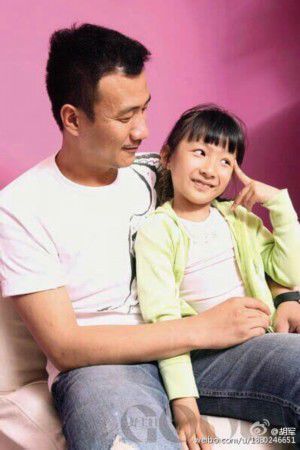 胡军爱女九儿近照曝光:五官精致举手投足明星范十足